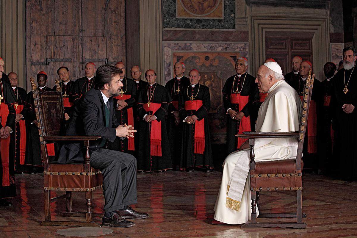 Nanni Moretti zeigte in "Habemus Papam" den Papst (Michel Piccoli) als Menschen, der Angst hat, den Aufgaben als Kirchenoberhaupt nicht gewachsen zu sein. Hilfe sucht er bei Psychoanalytikern (Nanni Moretti selbst und Margherita Buy).