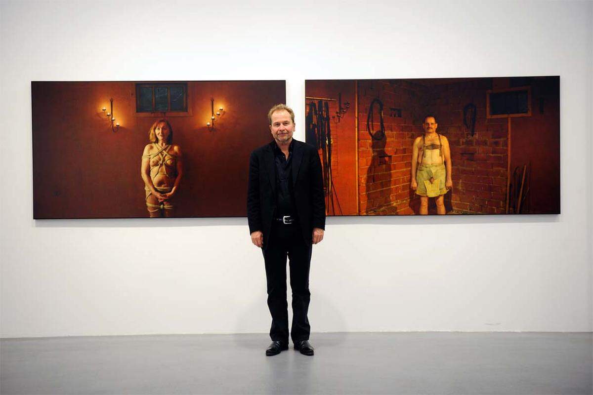Ulrich Seidl bei seiner Ausstellung in der Galerie Ostlicht. Im Hintergrund Bilder seines letzten Films "Im Keller".