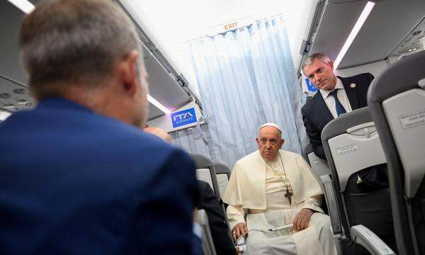 Der Papst gab im Flugzeug nach Rom eine Pressekonferenz.