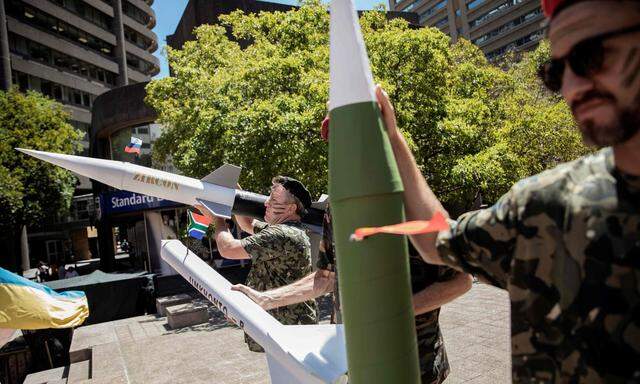 Südafrika soll Waffen und Munition an Russland geliefert haben, im Bild: Proteste gegen Russland in Kapstadt.