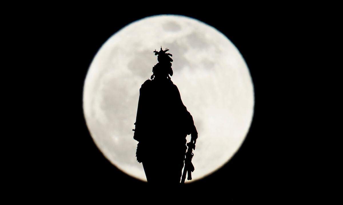 Der Klassiker der Vollmond-Fotografie: Statue vor Mond - hier eine Figur des Kapitols in Washington D.C..