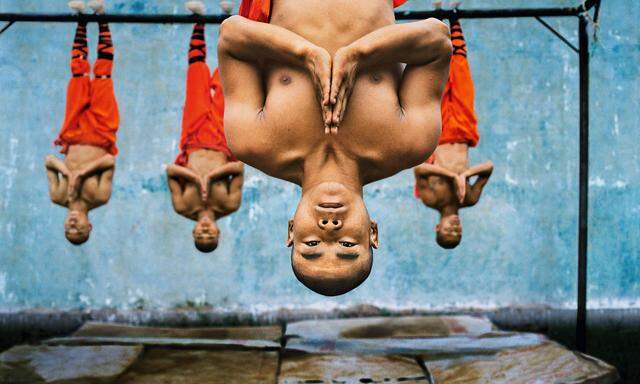 Steve McCurrys Bild von Shaolin-Mönchen in Zhengzhou, China, 2004. Was genau verändert wurde an der Szene, den Farben, anderen Personen etwa – wir wissen es nicht. 