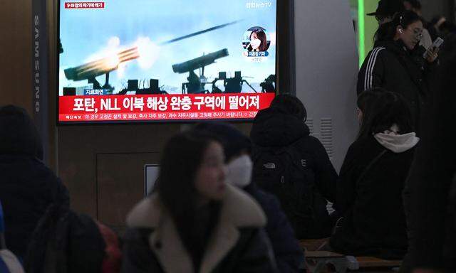 Berichte über den eskalierenden Konflikt zwischen dem benachbarten Nord- und Südkorea im Fernsehen.