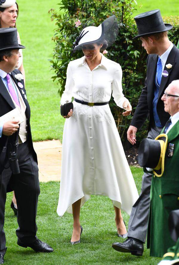 Alles richtig gemacht: Im "My Fair Lady"-Outfit erschien die Herzogin von Sussex zum Pferderennen von Ascot. Das weiße Midikleid von Givenchy kombinierte sie zu einem farblich abgestimmten Hut von Philip Treacy.