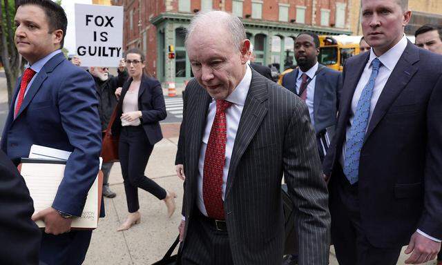 Das Anwaltsteam, das FOX News vertritt, einschließlich Rechtsanwalt Dan Webb (Mitte), trifft am 18. April im Leonard Williams Justice Center ein. Zum Prozess kam es dann doch nicht.