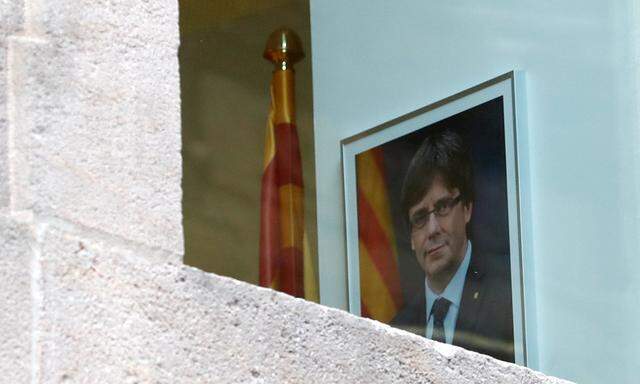 Ein Porträt von Carles Puigdemont im Regierungspalast in Barcelona.