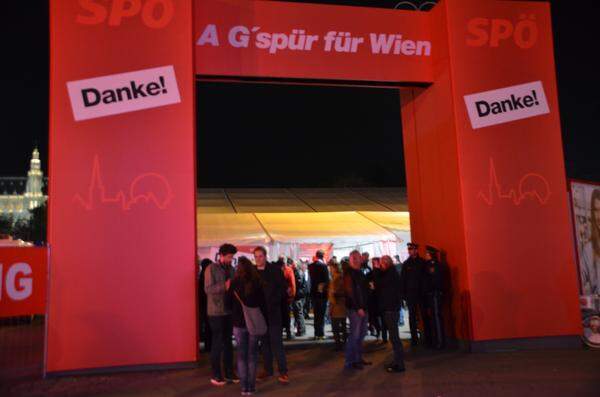 Die SPÖ feiert am Sonntagabend ihr Ergebnis bei der Wien-Wahl (minus 4,8 Prozentpunkte) in einem Zelt vor der Löwelstraße.
