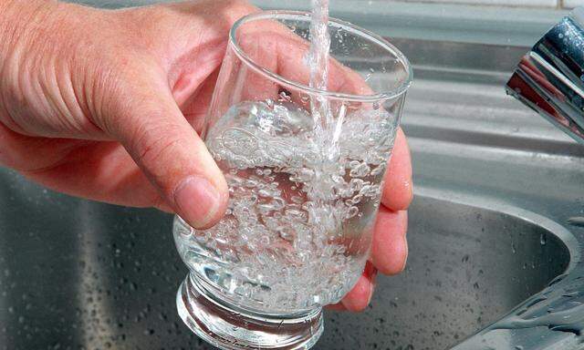 Selbst bei klarem Trinkwasser ist Vorsicht angesagt: Es könnte PFAS enthalten - „forever chemicals“.