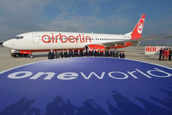 Die Air Berlin tritt der internationalen Luftfahrt-Allianz oneworld bei und verstärkt noch einmal den Konkurrenzkampf mit Lufthansa. In diesem Jahr erwirtschaftet die Airline auch zum letzten Mal einen Nettogewinn von 6,8 Millionen Euro. Danach ging es nur noch deutlich in eine andere Richtung.