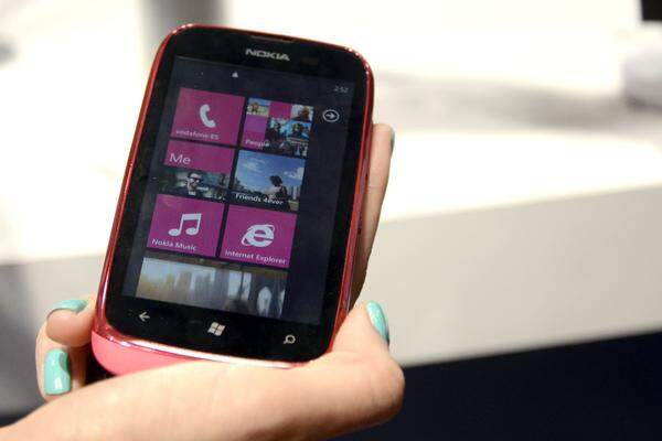 Nokia hat am Mobile World Congress seine Windows-Phone-Familie für 2012 komplettiert. Zu den bereits erhältlichen Lumia 800 und 710 haben sich die europäische Version des größten Lumia 900 und das günstige Lumia 610 gesellt.Im Bild: Lumia 610