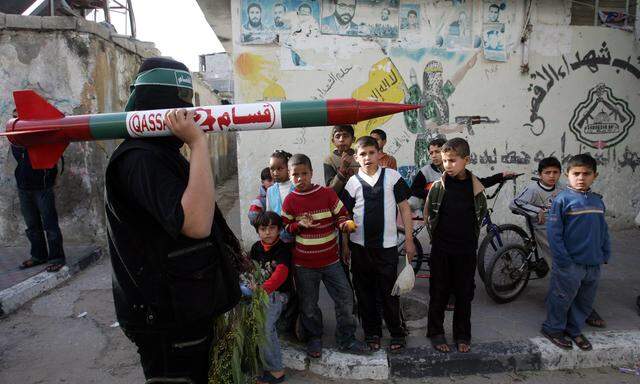 Hamas-Terrorist mit Qassam-Rakete: Dafür ist Entwicklungshilfe nicht gedacht.