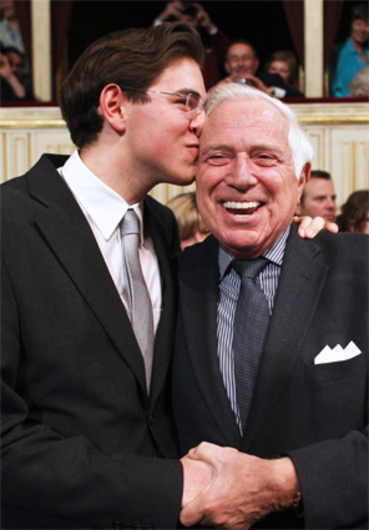 Den ersten Opernball seiner Amtszeit hat Holender übrigens verpasst. 1992 wurde sein Sohn Livio (links im Bild) geboren ...