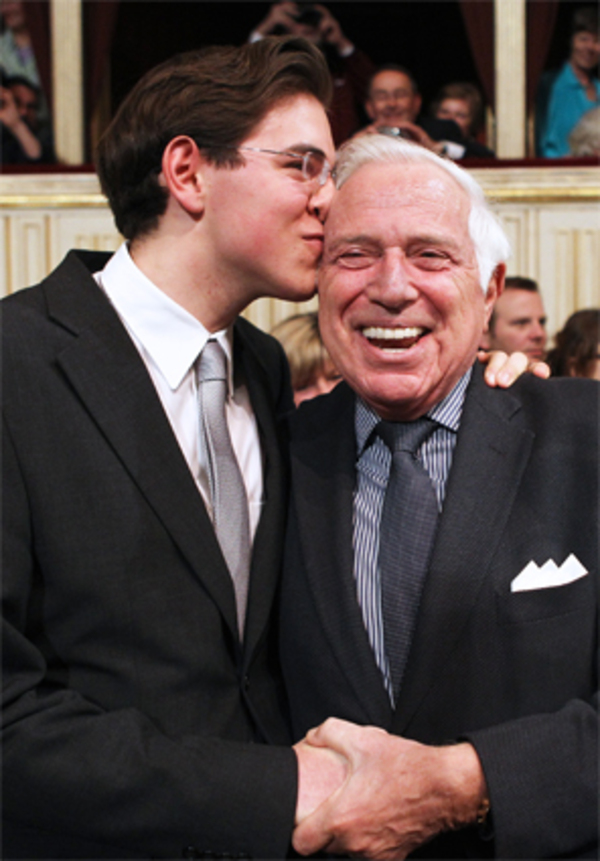 Den ersten Opernball seiner Amtszeit hat Holender übrigens verpasst. 1992 wurde sein Sohn Livio (links im Bild) geboren ...