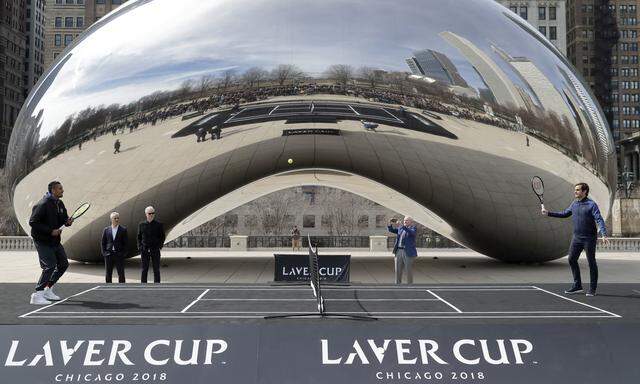 Roger Federer (r.) und Nick Kyrgios (l.) rühren die Werbetrommel für den Laver Cup in Chicago. Bürgermeister Rahm Emanuel, John McEnroe und Rod Laver schauen zu.