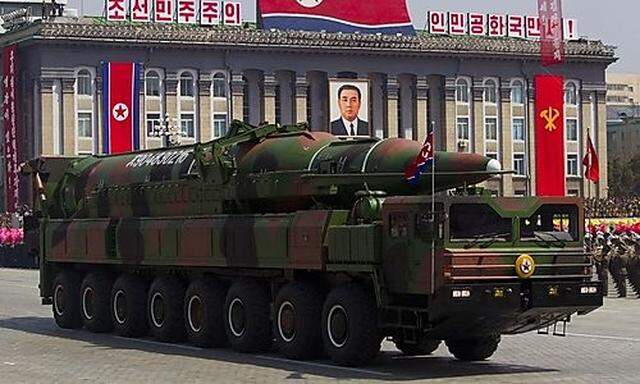 Archivbild: Ein nordkoreanisches Militärfahrzeug trägt eine Rakete bei einer Parade