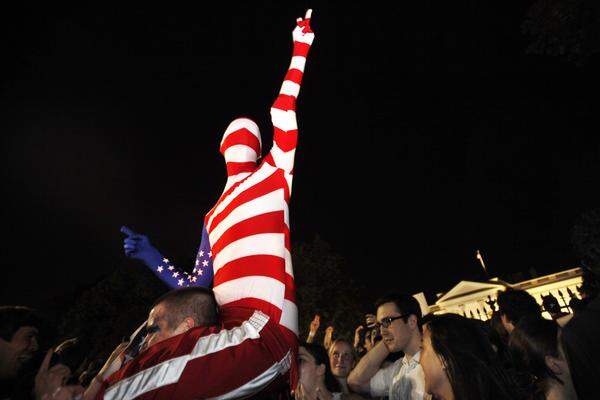 Als Obama den Tod des Terrorführers verkündet, bricht im ganzen Land Jubel aus. Vor dem Weißen Haus und am Ground Zero in New York versammeln sich tausende Menschen und feiern. „Das ist der schönste Tag in der US-Geschichte“, ruft ein Bürger in die Fernsehkameras.