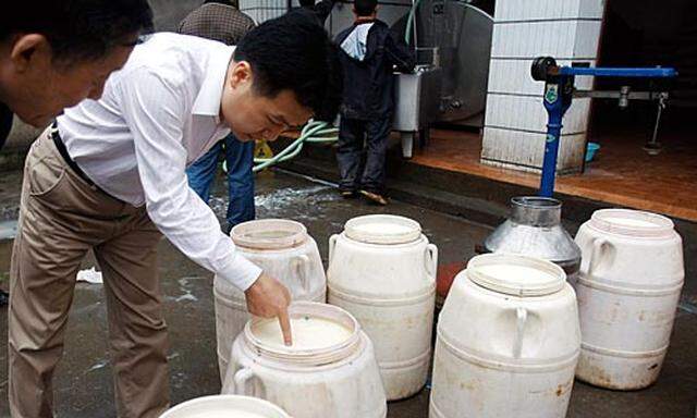 Die chinesischen Behörden kontrollieren Milch-Produkte nun strenger.