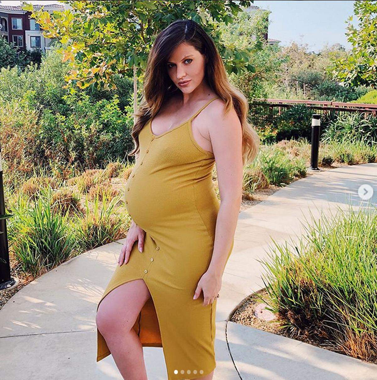 Nur einen Tag nach der Geburt ihrer ersten Tochter ist Model Hana Nitsche (bekannt aus "Germany's Next Topmodel") wieder auf Social Media aktiv. Auf Instagram postete sie jetzt ein Bild, das sie wenige Stunden nach der Entbindung zeigt.