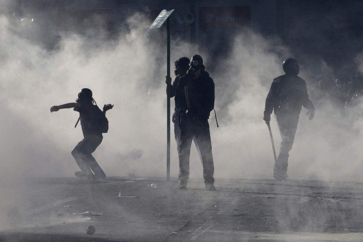 ... Nach stundenlangen Auseinandersetzungen mit schwarz vermummten Jugendlichen räumte die Polizei den Syntagma-Platz, an dem auch das Parlament seinen Sitz hat.