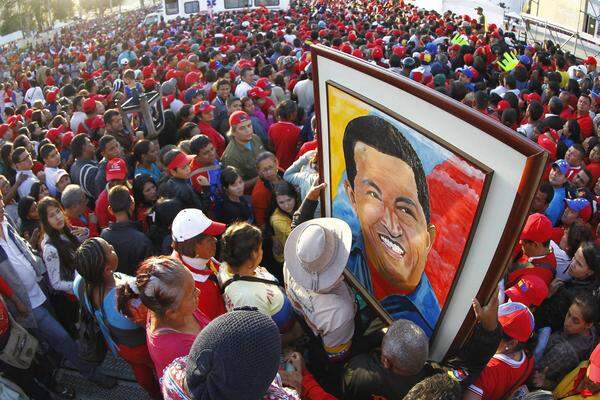 Chávez' Leichnam soll einbalsamiert und in einem gläsernen Sarg aufgebahrt werden. "Das Volk soll ihn wie Ho Tschi Minh, Lenin und Mao Tsetung ewig präsent haben können", sagte Vize-Präsident Nicolás Maduro.