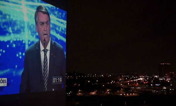 Die erste Debatte zwischen den Kandidaten für die Präsidentschaftswahlen am 2. Oktober wird auf ein Gebäude projiziert. Der linksgerichtete Ex-Präsidenten Luiz Inácio Lula da Silva hat laut einer aktuellen Erhebung seinen Vorsprung in Umfragen auf Amtsinhaber Bolsonaro (am Bild) ausgebaut.