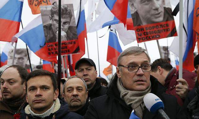 Ilja Jaschin (links im Vordergrund) glaub nicht, dass Nemzow aus islamistischen Motiven ermordet worden ist. Rechts vorne im Bild: Russlands Ex-Premierminister Mikhail Kasjanow.