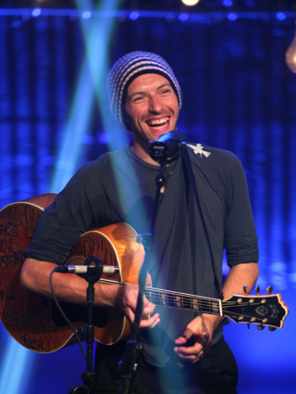 Alle Beiträge wurden aus den drei Städten live übertragen, doch ohne Publikum. So auch der Auftritt von Chris Martin...