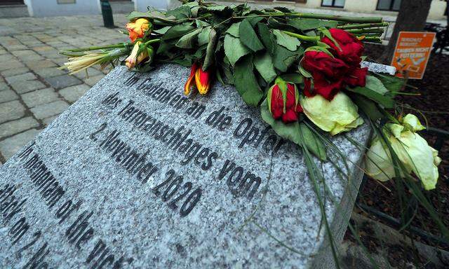 Nach dem Anschlag wurde eine Gedenktafel errichtet. Der Attentäter war vor dem Anschlag wiederholt in der St. Pöltner Wohnung des nunmehrigen Angeklagten.