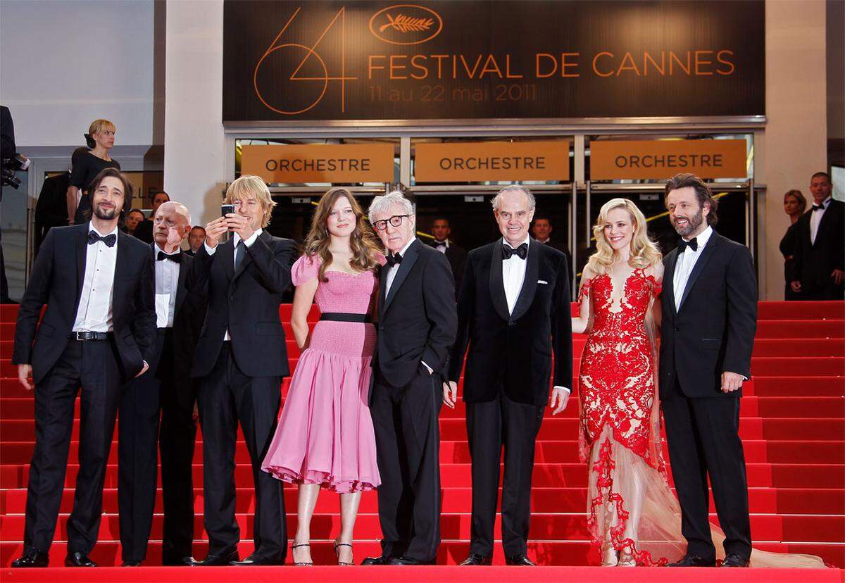 Das Team des Eröffnungsfilms "Midnight In Paris" in guter Gesellschaft: Adrien Brody, Cannes Film Festival Präsident Gilles Jacob, Owen Wilson, Lea Seydoux, Regisseur Woody Allen, der französische Kulturminister Mitterrand, Rachel McAdams und Michael Sheen.