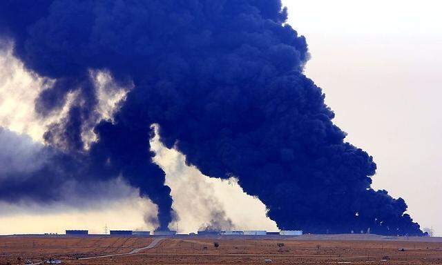 Der Islamische Staat attackiert Öltanks in Libyen.