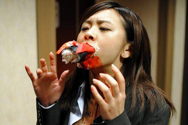 Die Fischhappen erwachen zum Leben. Blutiger Horror-Trash made in Japan zu später Stunde.