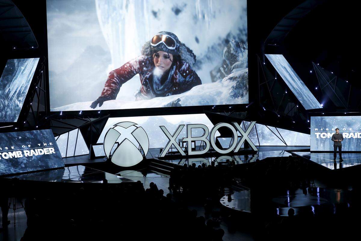 Angetestet in Köln kann auch das auf der E3 präsentierte Spiel "Rise of Tomb Raider". Eines vorweg: Es passiert viel, sehr viel. Action in Reinkultur. Und es wirkt ein wenig als sei es die Antwort Microsofts auf Uncharted 4. Der (noch) Xbox-Exklusivtitel erscheint am 15. November 2015.Trailer zu Rise of Tomb Raider 