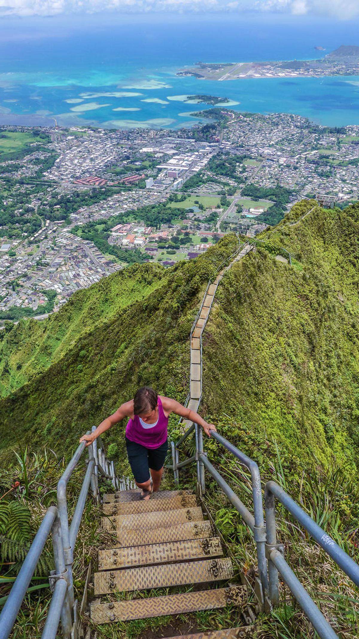 Die Haiku-Treppen, auch bekannt als Treppe zum Himmel, befinden sich auf der hawaiianischen Insel O'ahu. Insgesamt bestehen sie aus 3922 Stufen, die auf das Ko'olau-Gebirge führen. Eigentlich ist es verboten, die baufällige Treppe zu besteigen, Touristen und Einheimische halten sich jedoch nicht daran. Erwischen sollte man sich jedoch nicht lassen, sonst muss man mit einer Bußgeldstrafe rechnen.
