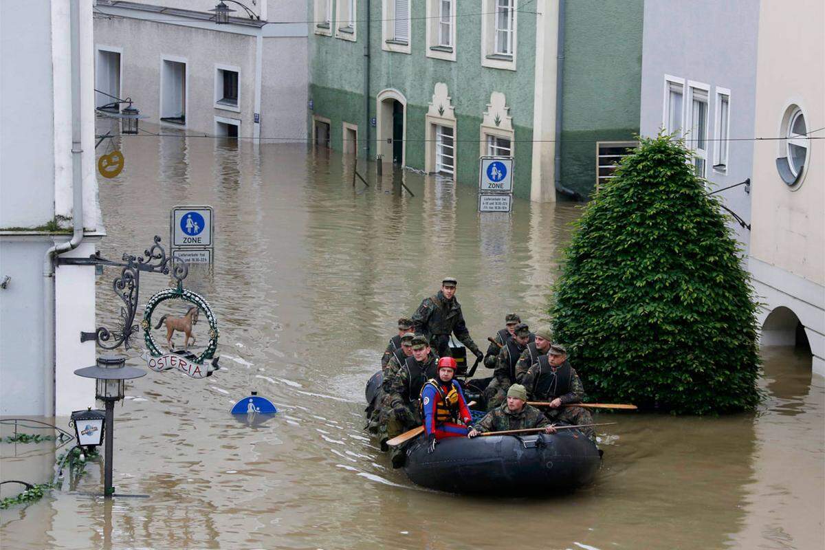 Die Versorgungslage in der Stadt war am Montag dramatisch. Einsatzkräfte errichteten Ausgabestellen für Trinkwasser, die Menschen konnten sich dort mit Wasser versorgen.