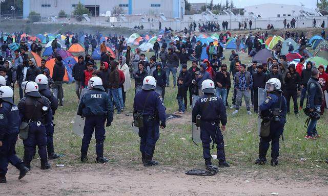 Die Konfrontationen zwischen Migranten und Sicherheitskräften nahe Thessaloniki drohen auszuufern