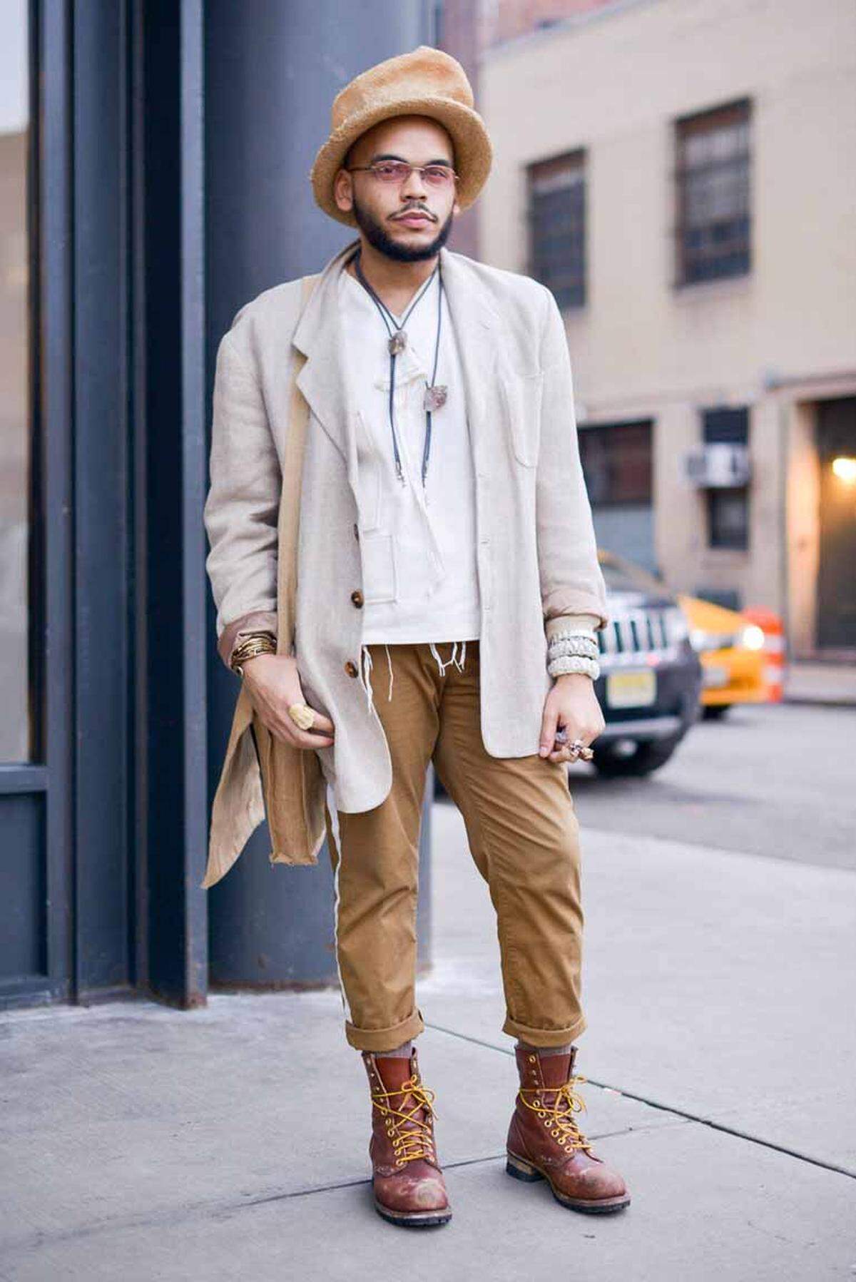 Harmonisch und natürlich wirkt der Look dieses Passanten.