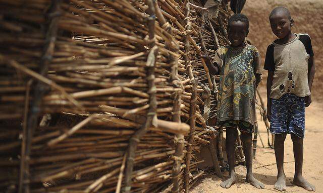 Feature: Kinder in einem Dorf nahe des Ernährungszentrums Dingazi in Quallam (Niger)