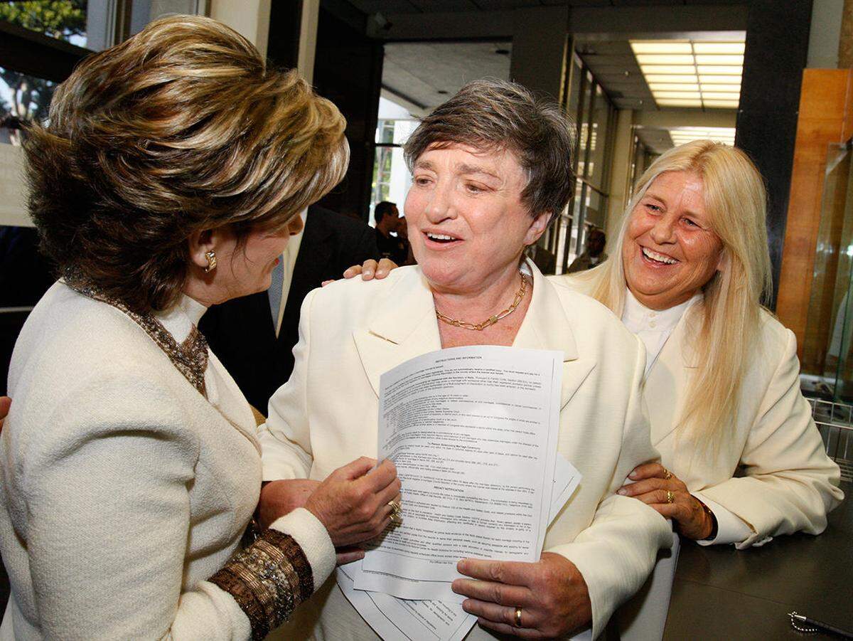 Durch die Arbeit der Anwältin wurde 2008 das Recht auf Ehe für gleichgeschlechtliche Paare im US-Bundesstaat Kalifornien bestätigt. Allred hatte damals für zwei gleichgeschlechtliche Paare prozessiert - eines davon waren Robin Tyler und Diane Olson (im Bild mit Allred, l., bei ihrer Hochzeit).