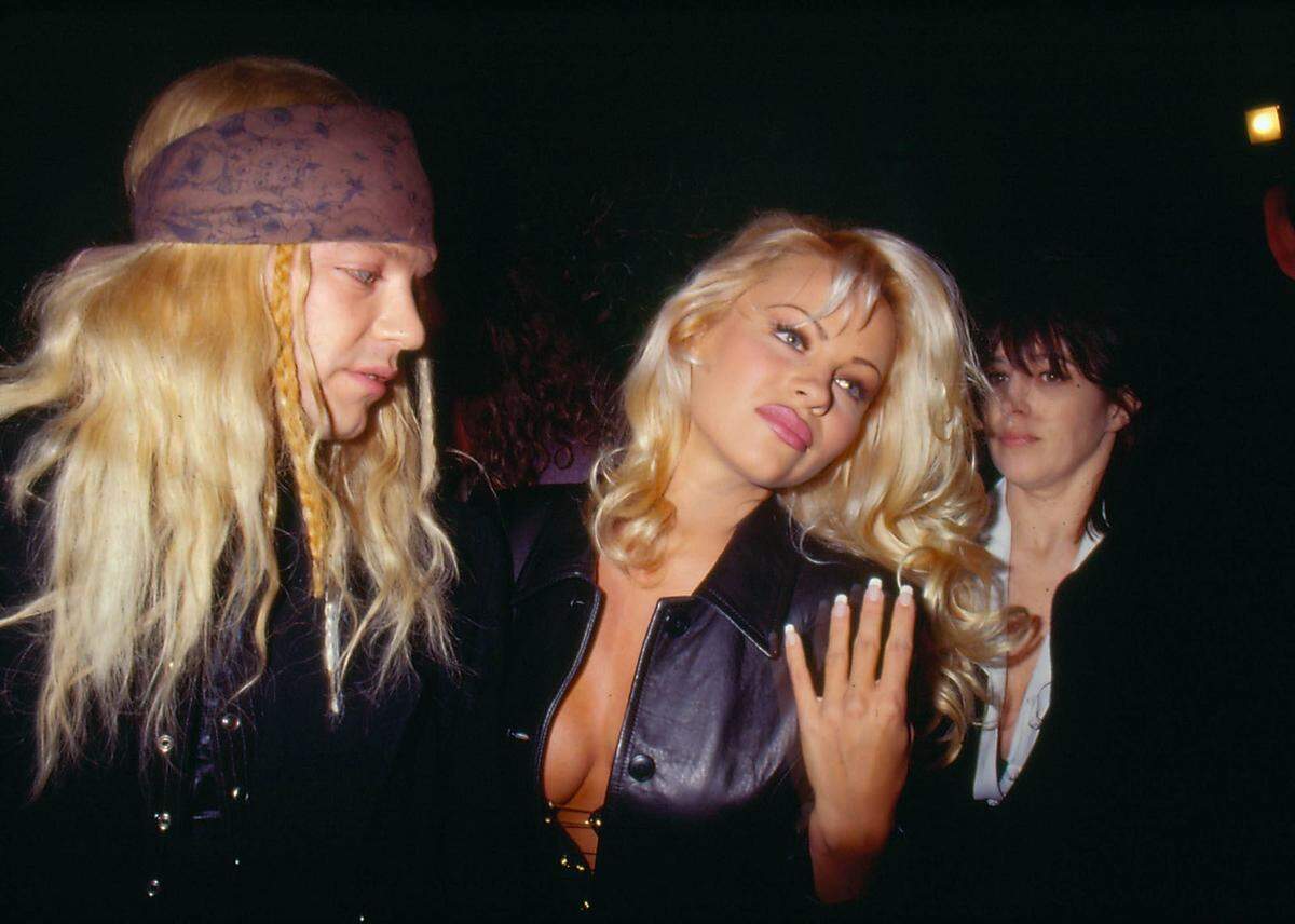 1994: Zu Musiker fühlte sie sich immer schon hingezogen. In den 90ern war Anderson auch mit Bret Michael, damals Sänger der Glam Metal-Band Poison, liiert.