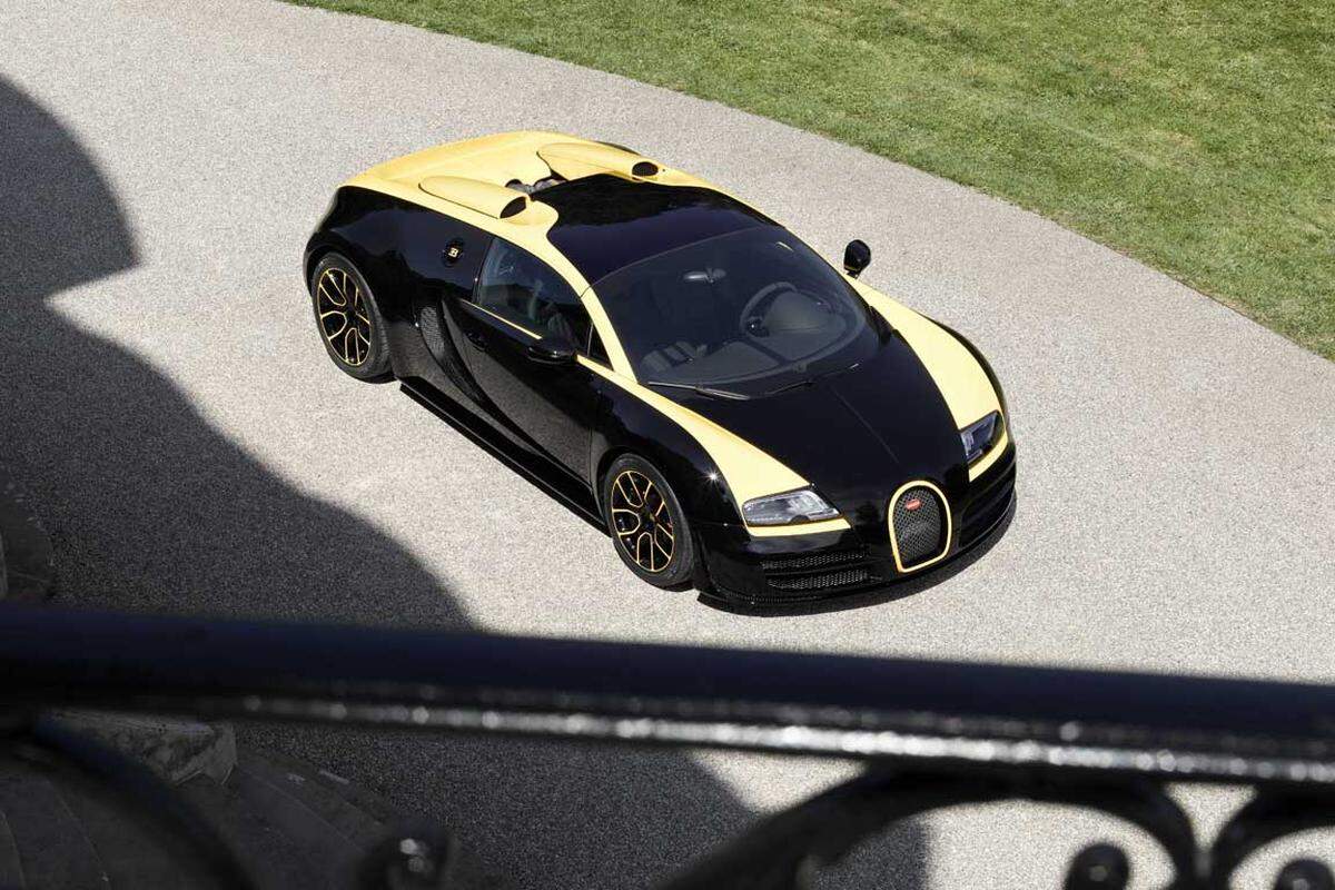 Der Veyron wurde 2005 als 1001 PS starkes Coupé (Bild) vorgestellt. Es folgten der offene Grand Sport und die 1200 PS starken Super Sport und Vitesse. Der Motor: 16 Zylinder mit acht Litern Hubraum und vier Turboladern. Insgesamt wurden 450 Exemplare verkauft, zu einem Stückpreis von im Schnitt 2,3 Mio. Euro ohne Steuern. Das letzte Exemplar, La Finale, wird in Genf gezeigt.