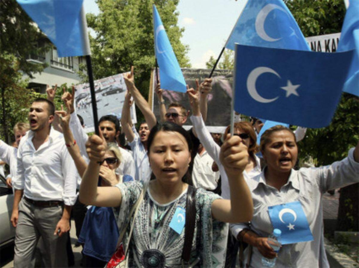 Nach den schweren Unruhen in der westchinesischen Provinz Xinjiang haben Exil-Uiguren auf der ganzen Welt zu Protesten aufgerufen. Vor der chinesischen Botschaft in Ankara in der Türkei demonstrierten hunderte Menschen mit Flaggen aus Ost-Turkeminstan, wie die Provinz Xinjiang auch bezeichnet wird.