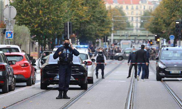 Der Tatort in Nizza wurde großräumig von der Polizei abgeriegelt.