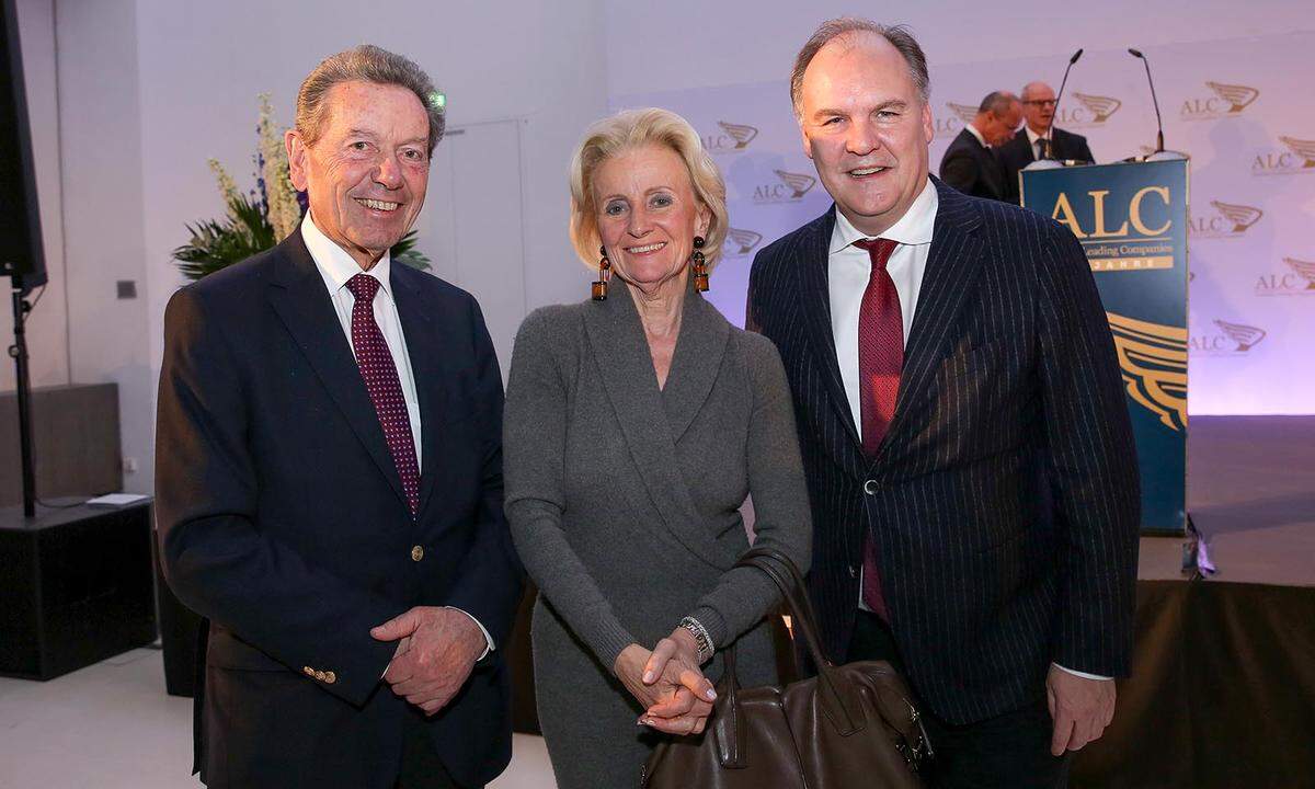 Unternehmer Heinz Schinner (l.) Hoteldirektorin Elisabeth Gürtler und DHK-Hauptgeschäftsführer Thomas Gindele.