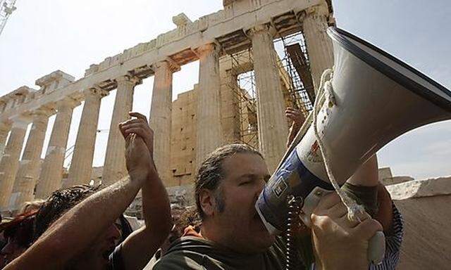 Contract workers of the Culture Ministry protest in front of the temple of the Parthenon against the 