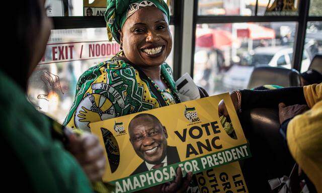 25 Jahre an der Macht – und immer noch eine absolute Mehrheit für den ANC, die freilich von Mal zu Mal schmäler wird. Präsident Cyril Ramaphosa bewahrte die Partei nach den Korruptionsaffären seines Vorgängers Jacob Zuma vor noch größeren Verlusten.