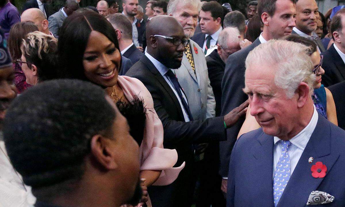 „Er sieht wunderbar aus“: Supermodel Naomi Campbell zeigte sich laut „Daily Mail“ ganz begeistert von ihrem Treffen mit Prinz Charles bei einem Empfang in Nigeria im November dieses Jahres. Was Herzogin Camilla zu diesem Kompliment sagt, ist nicht bekannt.
