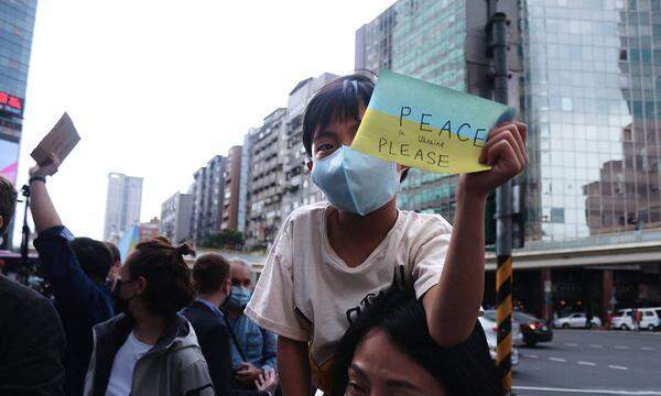 Protest gegen die russische Invasion in der Ukraine vor der russischen Repräsentanz in Taipeh, Taiwan.