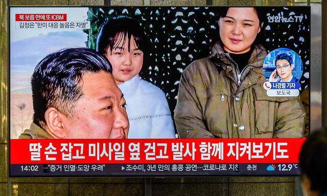 Ein Foto von Kim, seiner Tochter und seiner Frau Ri, wie es im südkoreanischen Fernsehen am Samstag zu sehen war.