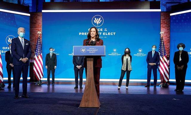 Joe Biden (li.) und seine künftige Vizepräsidentin Kamala Harris (am Rednerpult) präsentierten sechs Kabinett-Mitglieder.