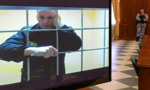 Zugeschaltet aus der Strafkolonie: Alexej Nawalny bei einem Gerichtstermin im Mai 2022.